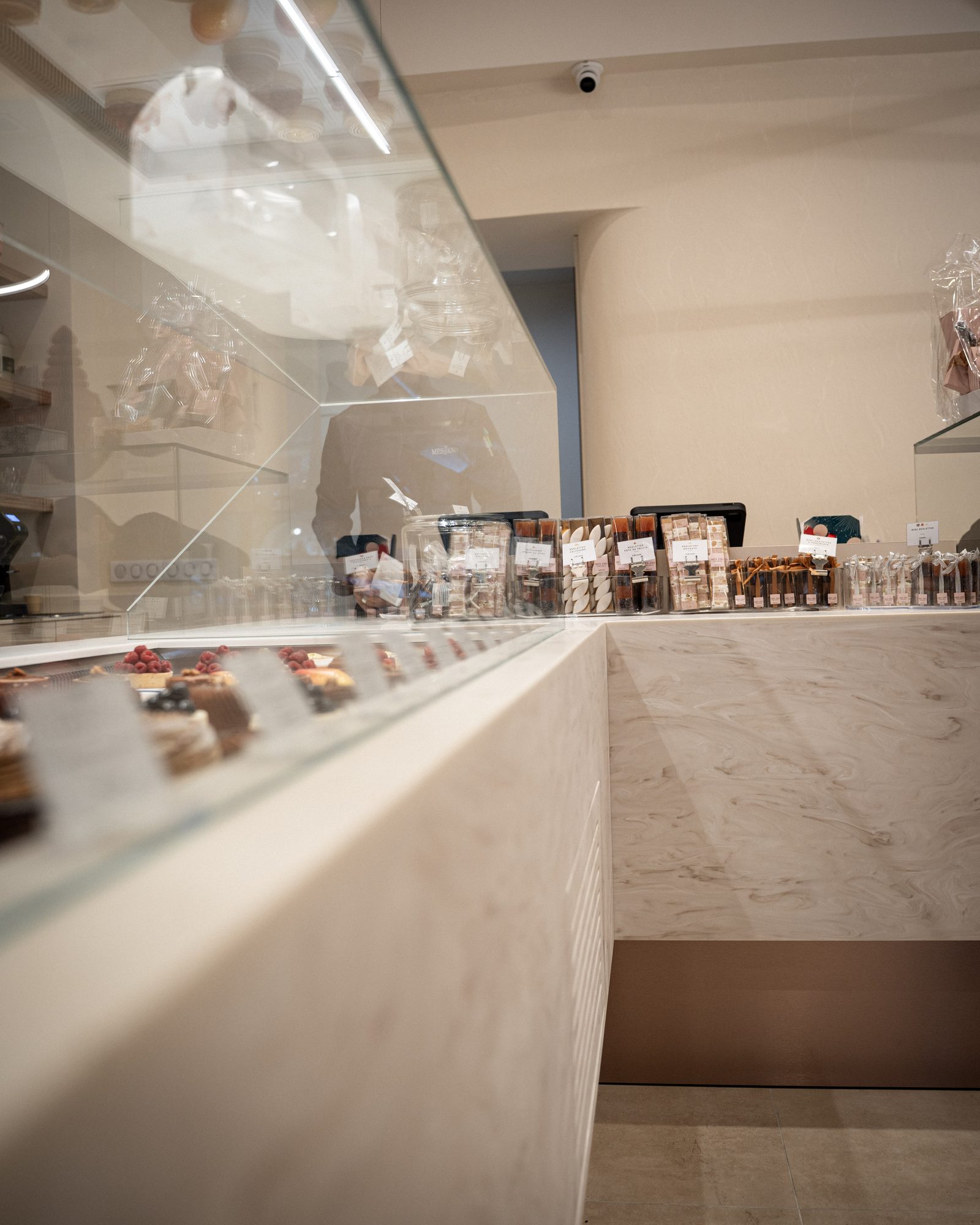 Pastry display case and confection station