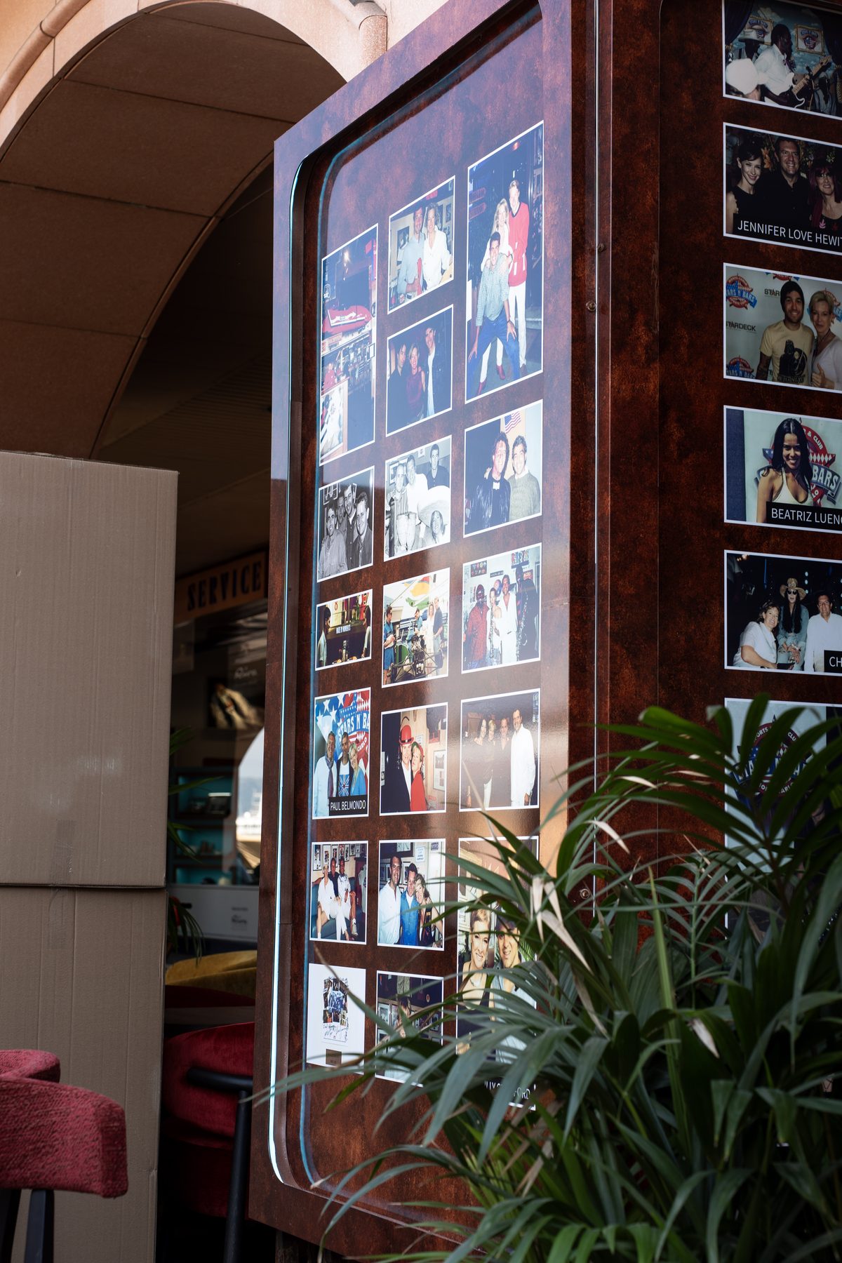 Stars of Monaco — détail du mur de polaroïds célébrités