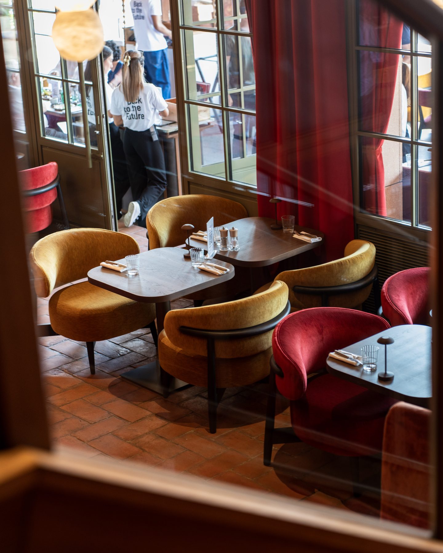 Stars of Monaco — chaises en velours jaune et tables
