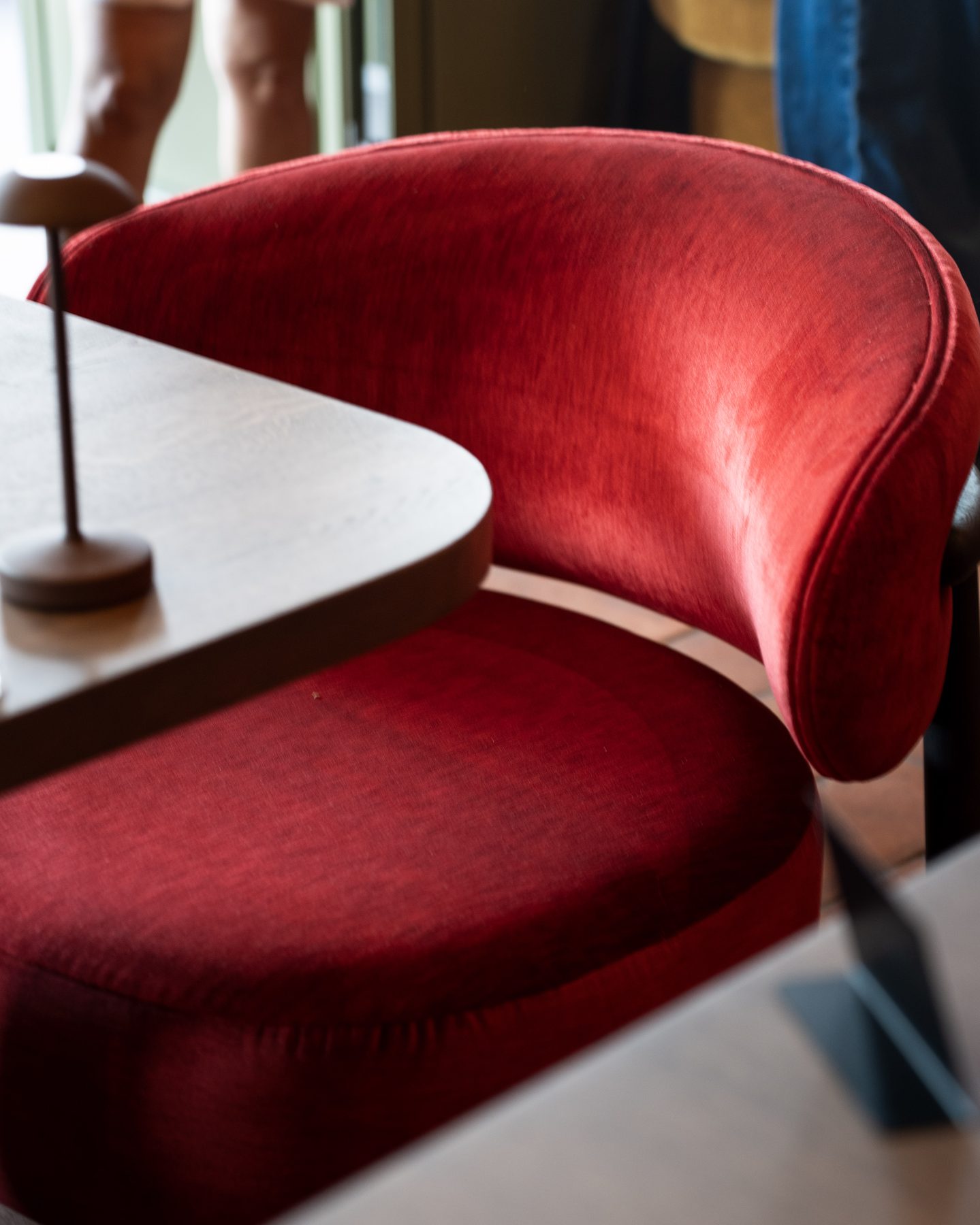 Stars of Monaco — détail fauteuil en velours rouge
