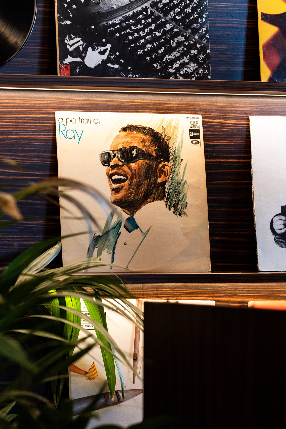 Stars of Monaco — vinyles sur étagère bois
